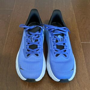 Hoka 9.5B Arahi 7